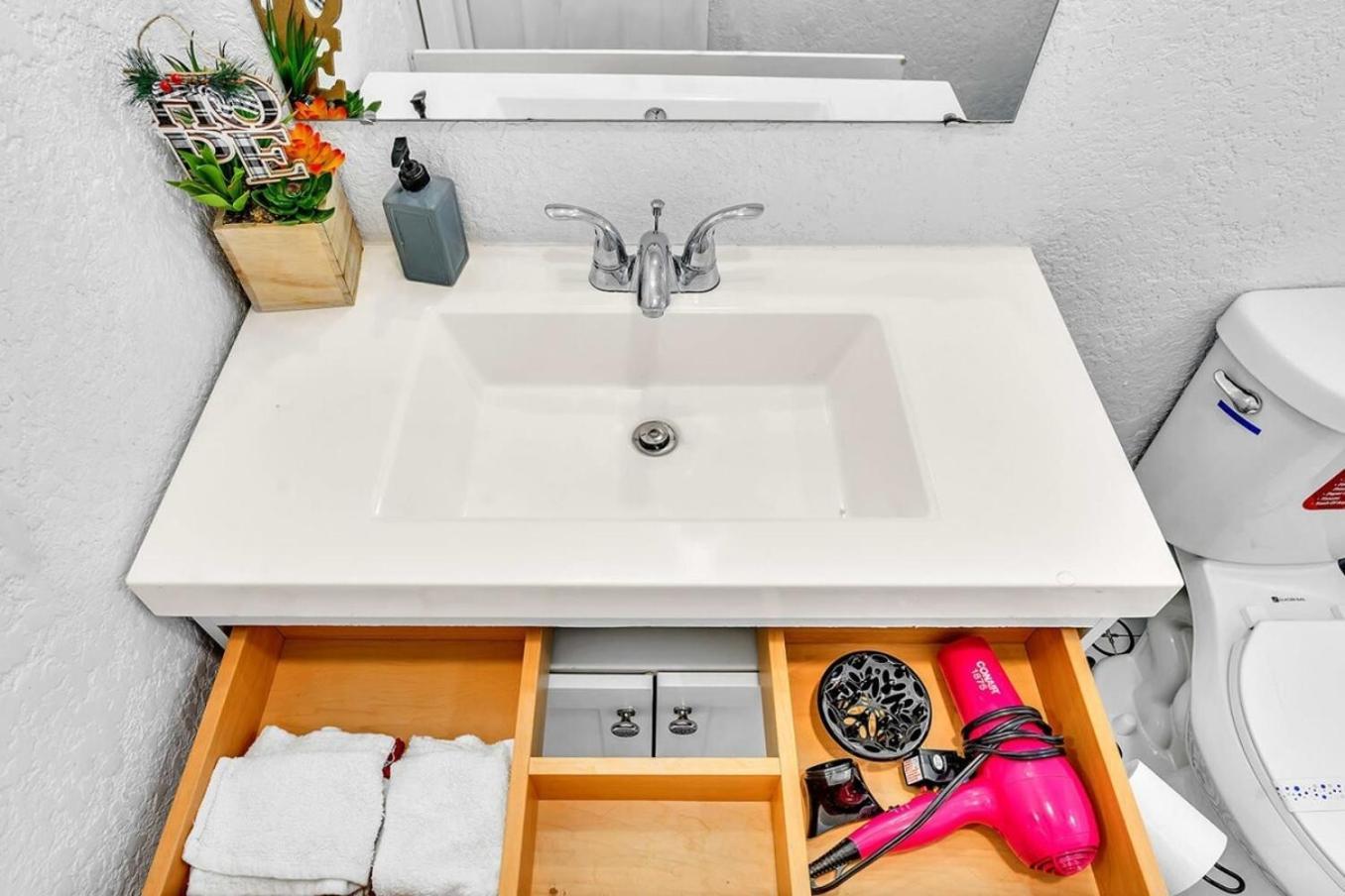 New Stylish 2 Bdrm Mins To Beach & Aventura Mall Hallandale Beach Luaran gambar
