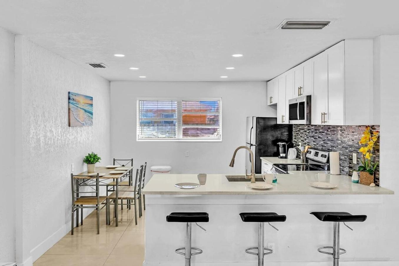 New Stylish 2 Bdrm Mins To Beach & Aventura Mall Hallandale Beach Luaran gambar